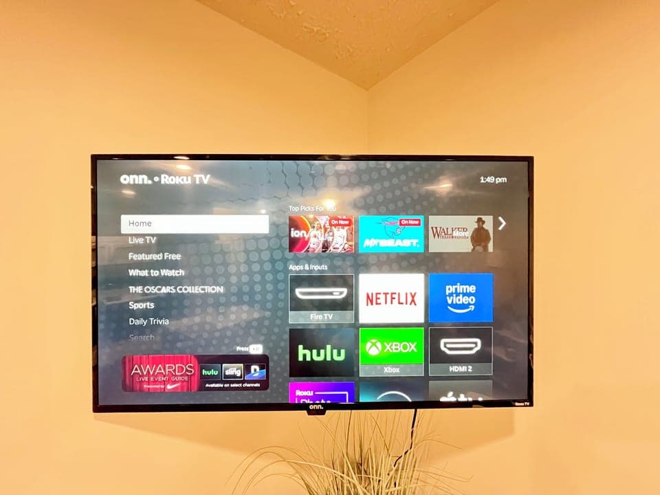 onn. 50" Class 4K UHD (2160P) LED Roku Smart Tv HDR with streaming and cable