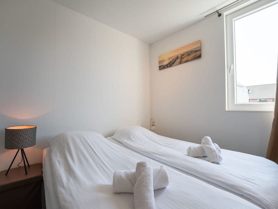 Wood, Bedroom, Hardwood, Bedding, Bed, Plank, Daylighting, Bed Sheet