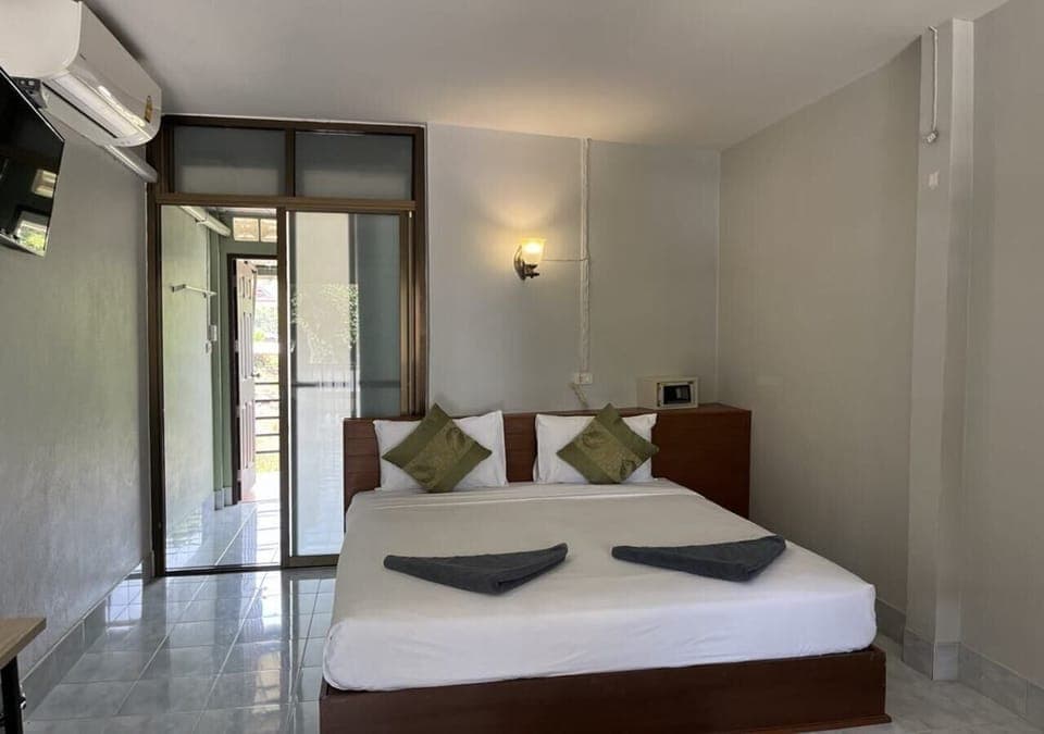 Double room with balcony | In-room safe, desk, free WiFi, bed sheets