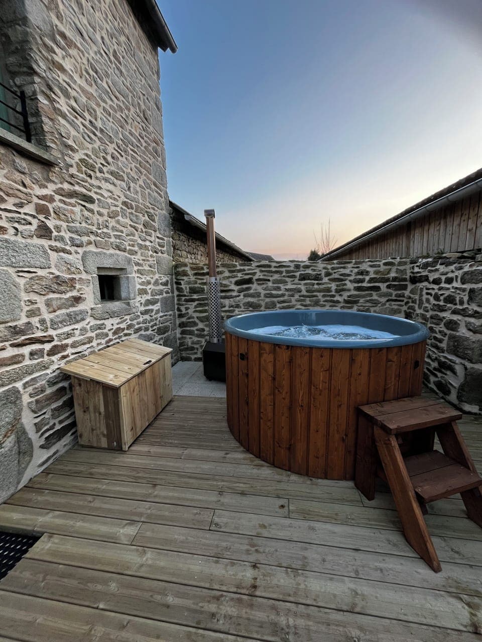 Outdoor spa tub