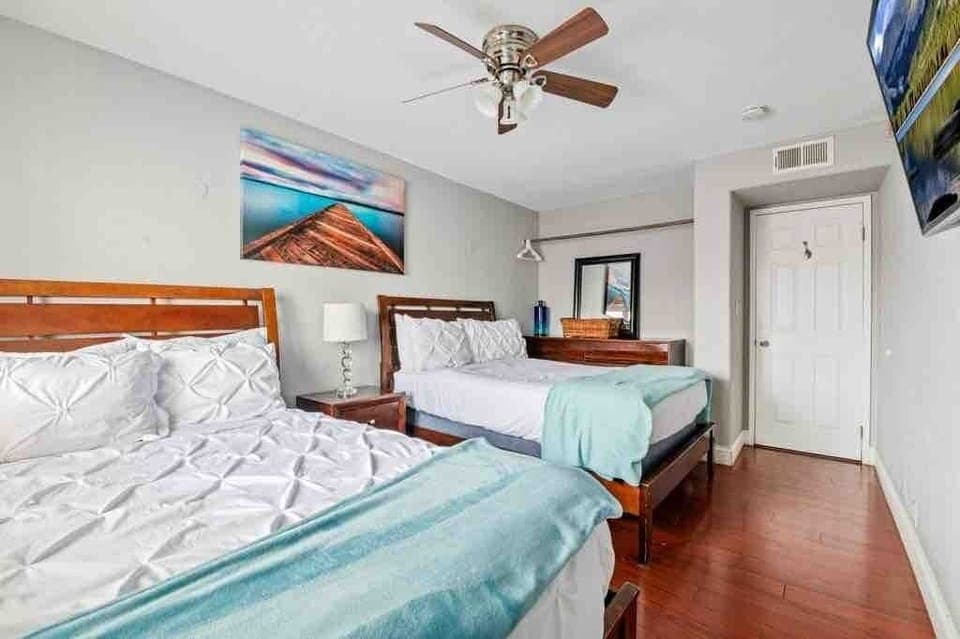 2 queen sized beds with television ~