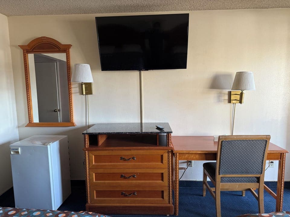 Desk, laptop workspace, free WiFi