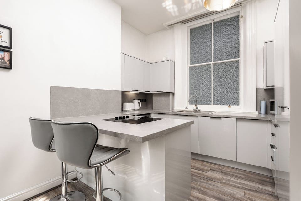 Enjoy cosy counter seating in the kitchen—perfect for casual meals, morning coffee, or chatting with a friend while preparing food.
