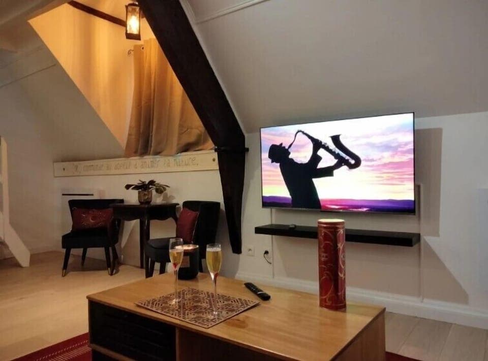 Comfort Apartment, Garden View | Living area | TV