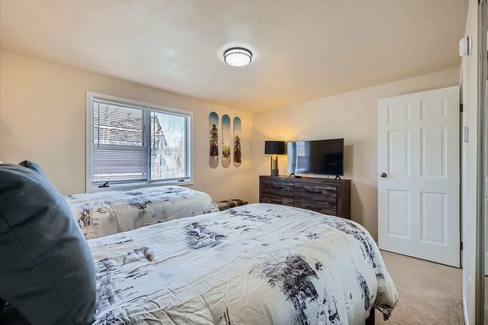 Bedroom 3 with 2 twin beds and TV