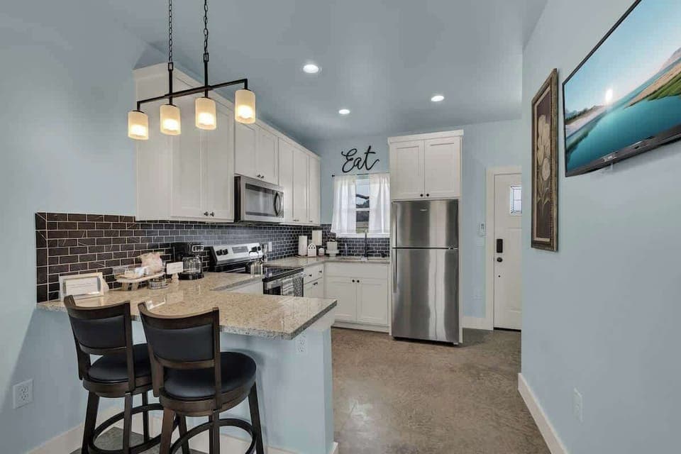 The full kitchen comes equipped with modern appliances, ample counter space, and all the essentials you need to prepare delicious meals during your stay.