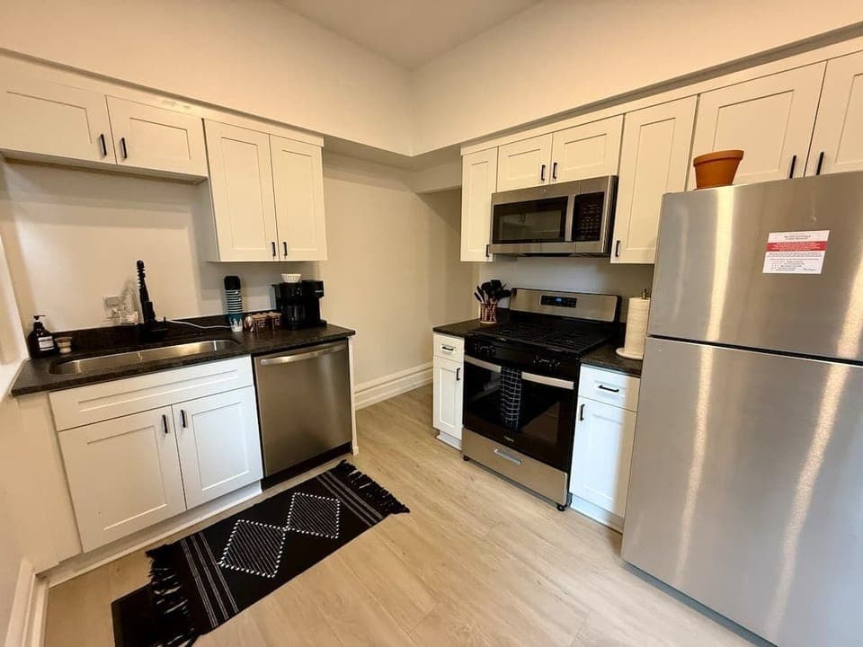 Enjoy your mornings in our modern Jungle House kitchen in Columbus! Our Keurig coffee maker is ready to fuel your adventures. & Our plants are looking forward to hosting you soon  Book your stay now and experience the perfect blend of comfort and