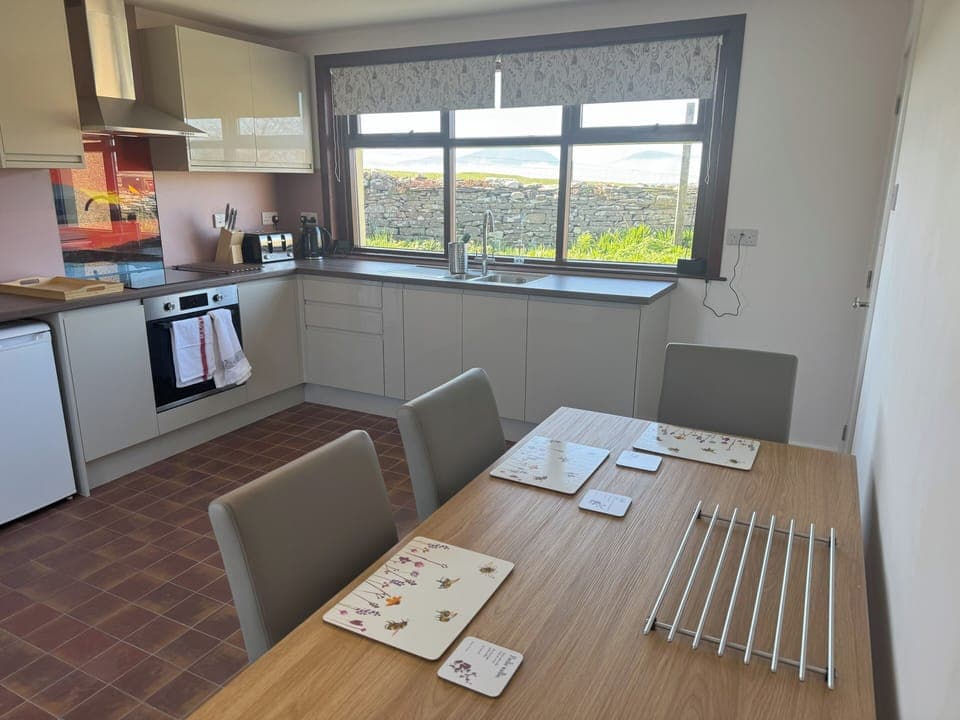 Cottage | Private kitchen | Fridge, microwave, oven, stovetop