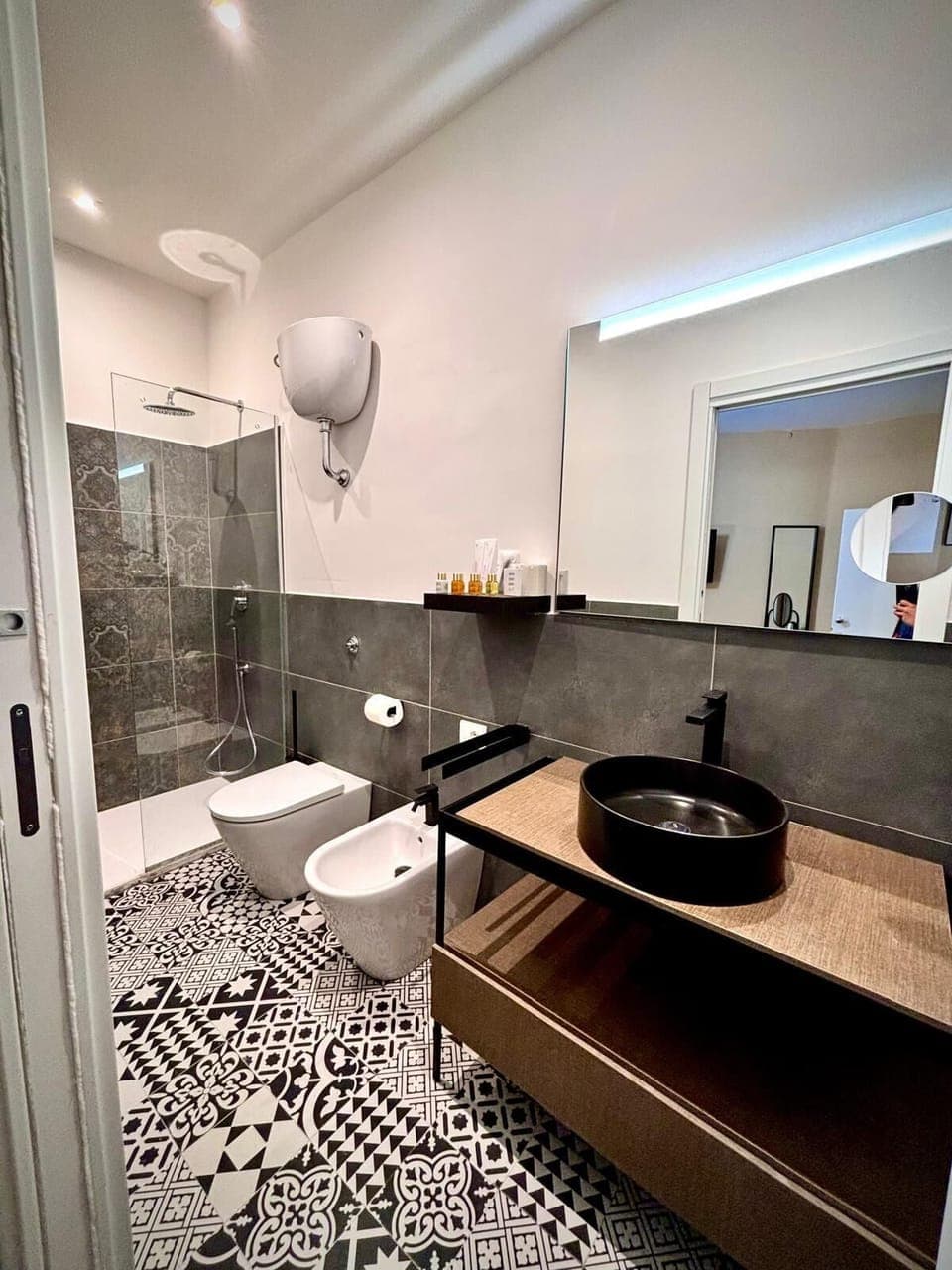 Papa Giovanni Paolo II | Bathroom | Rainfall showerhead, hair dryer, slippers, bidet