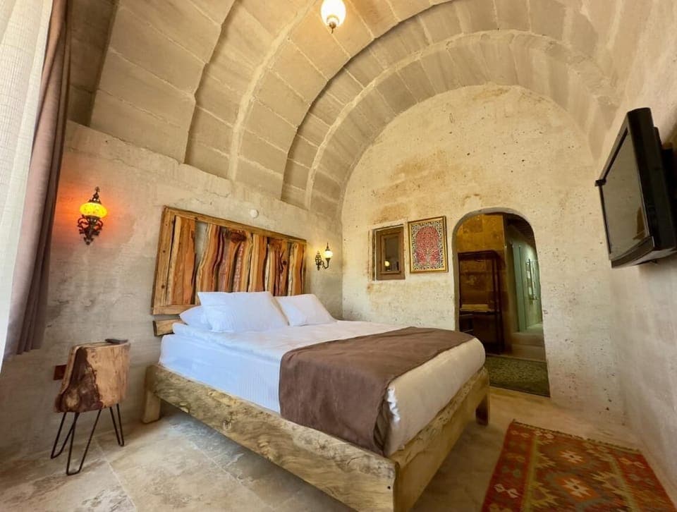 Deluxe Suite | Minibar, individually decorated, individually furnished, soundproofing