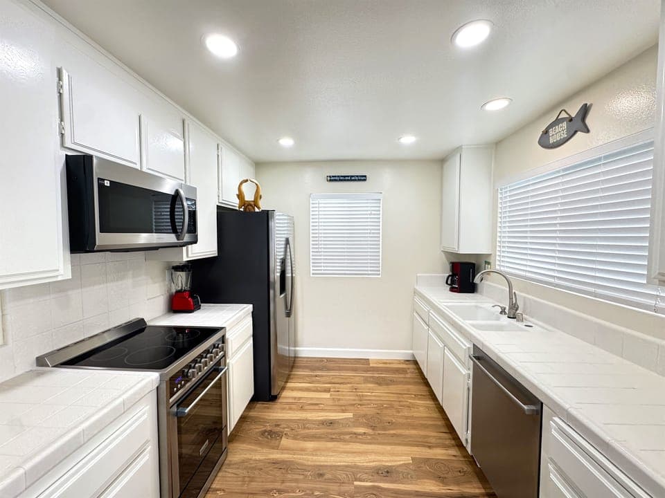 Bright beach kitchen w/ stainless appliances & quiet dishwasher