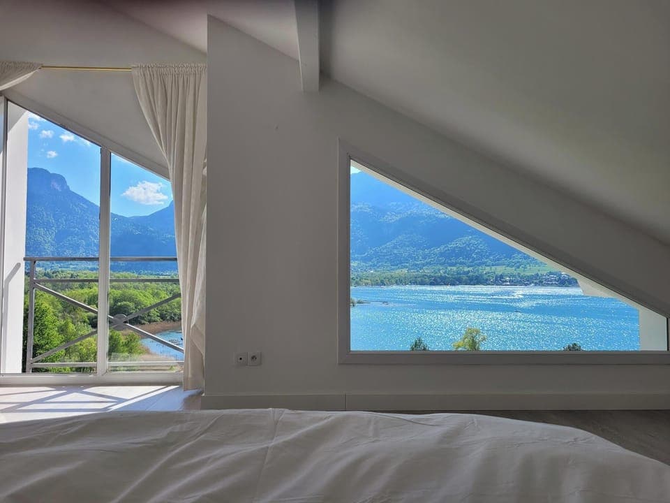 Main bedroom - waking up...