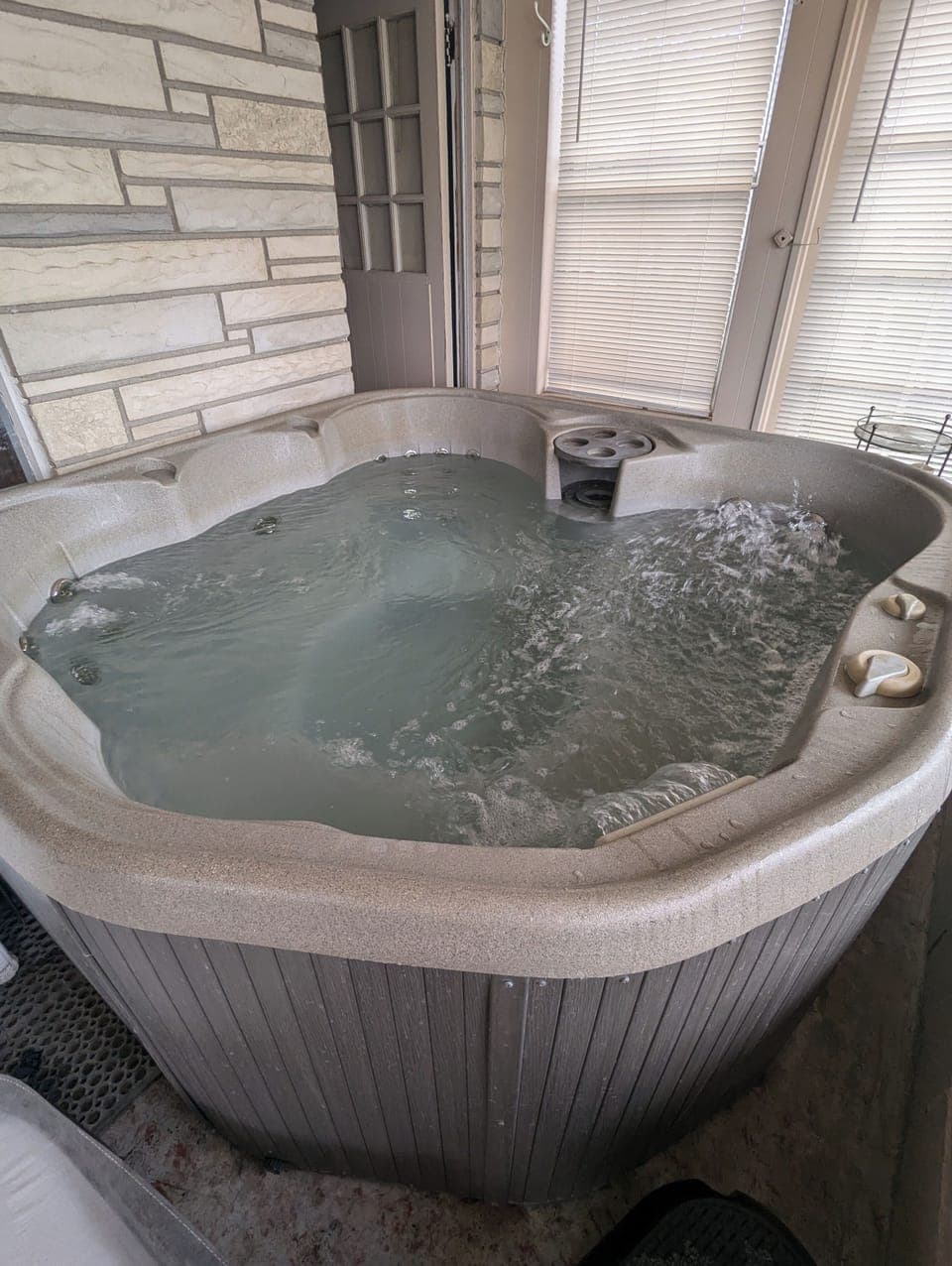 Indoor spa tub