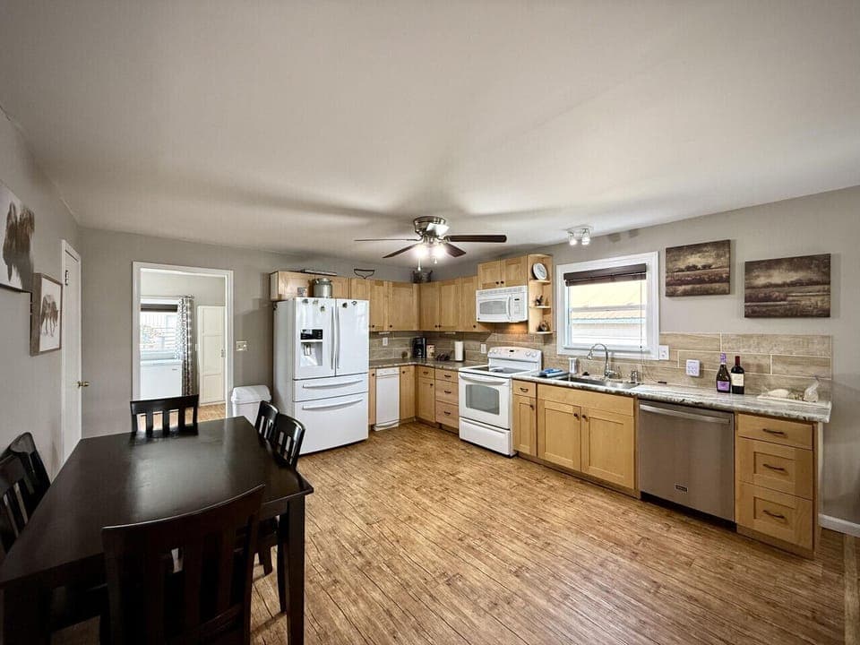Open concept floorplan between kitchen and living room.