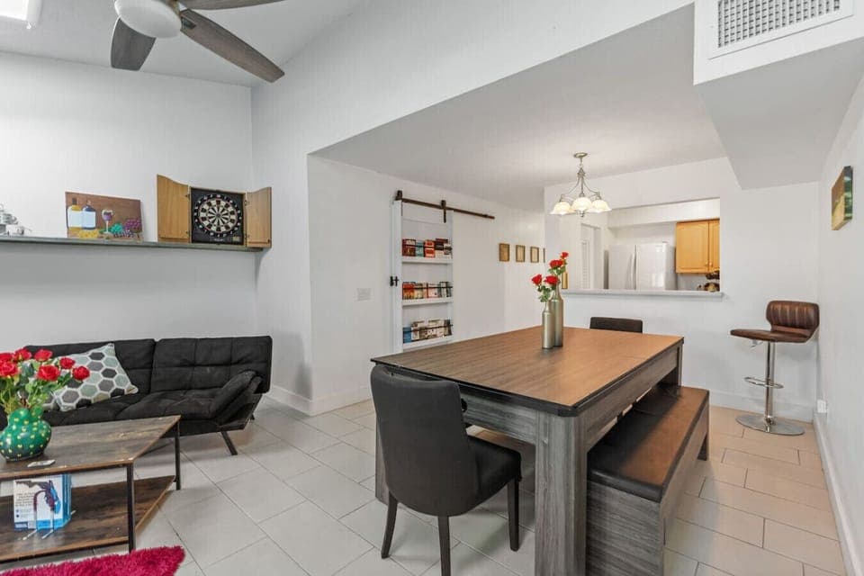 Play, relax, and dine in style! Our open-plan living space combines games, comfort, and conversation.