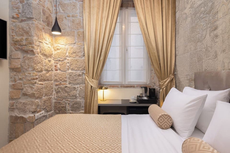 Design Room, Courtyard View 2 | In-room safe, desk, laptop workspace, soundproofing