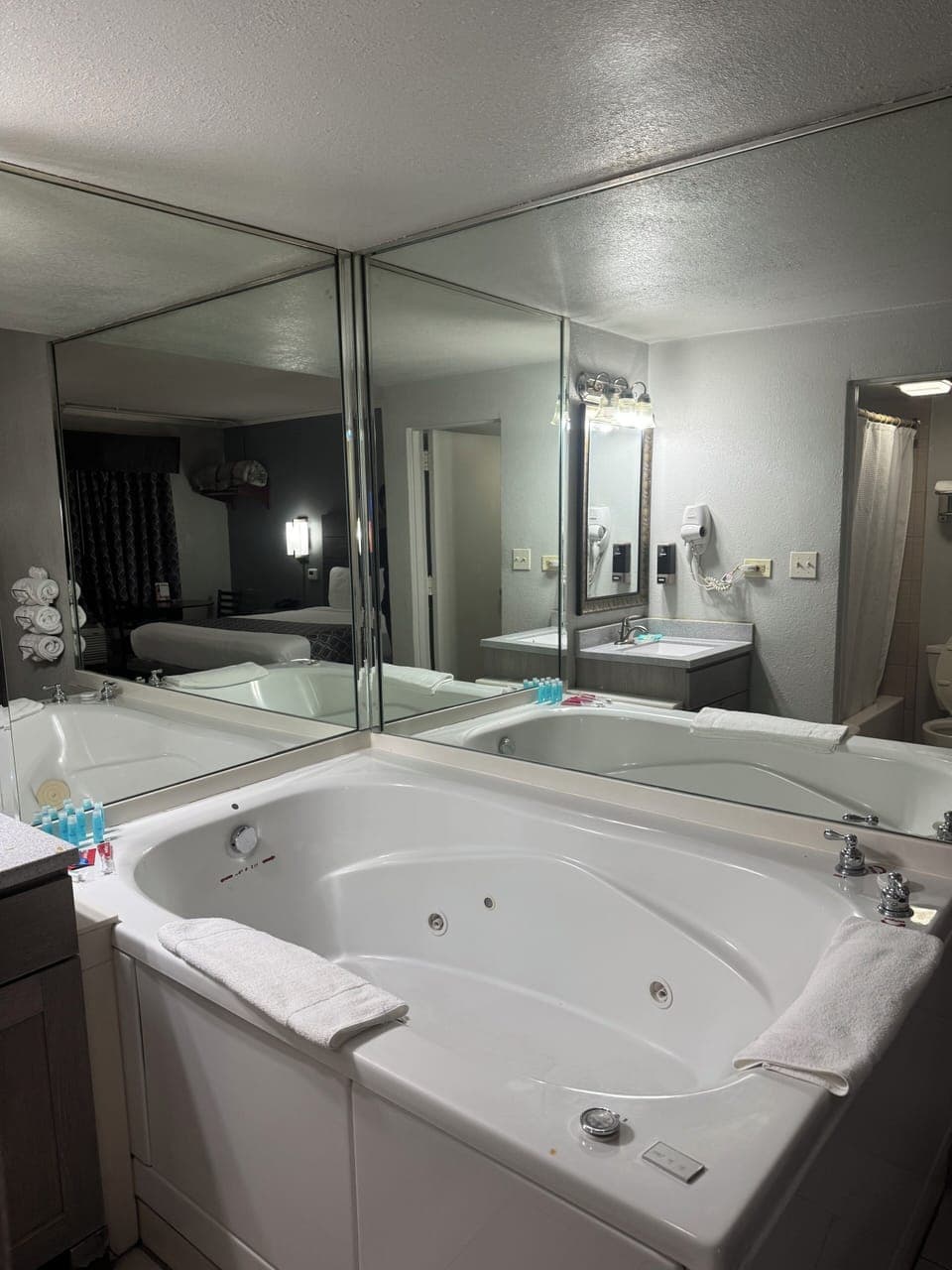 Luxury Single Room, 1 Bedroom | Bathroom | Combined shower/tub, towels