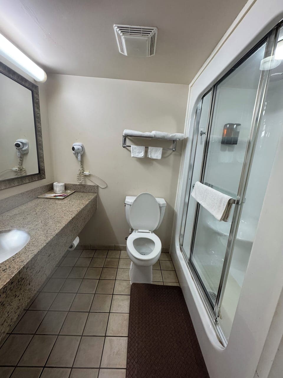 Combined shower/tub, towels