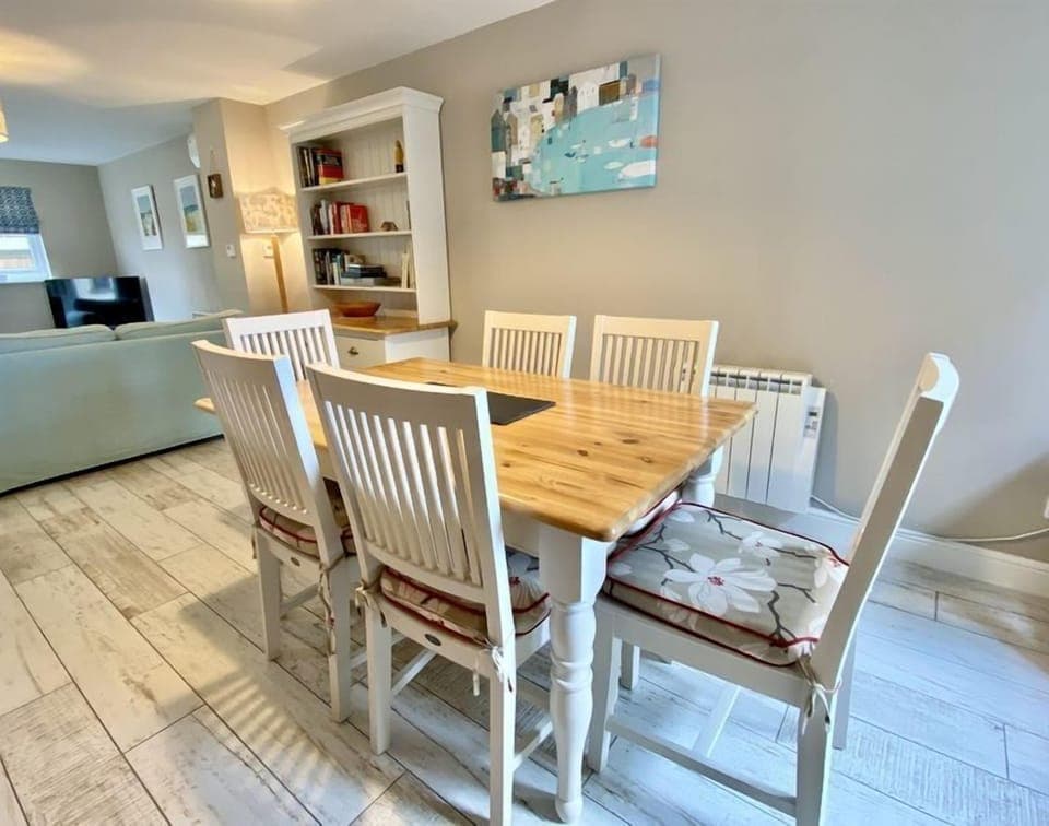 Dining table and chairs in Stowaway Holiday Cottage, Padstow, North Cornwall