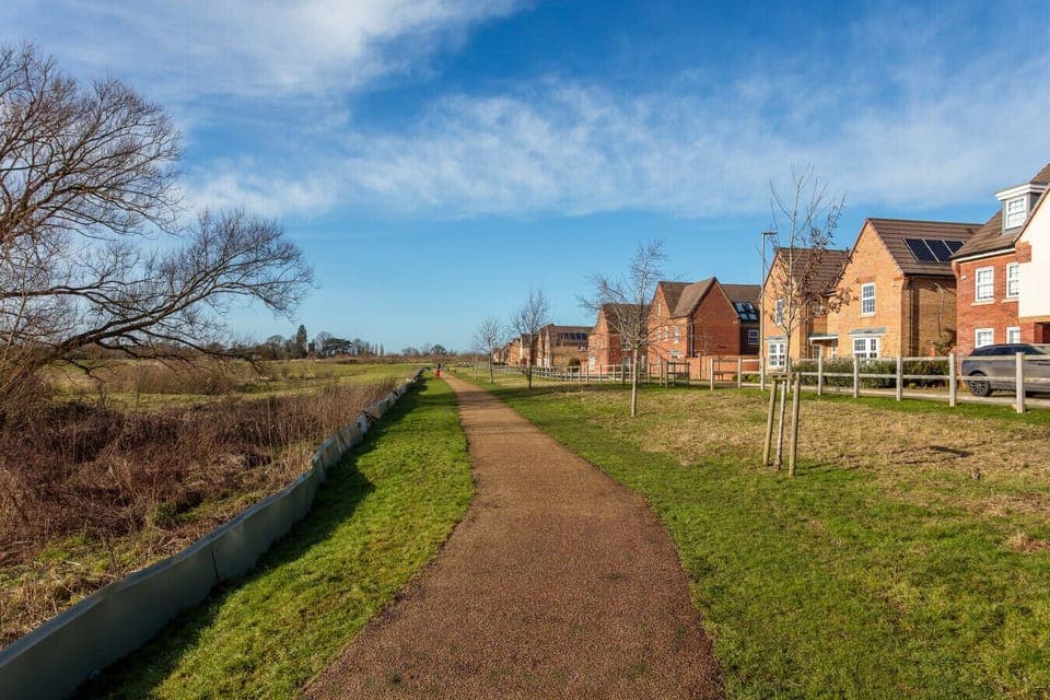 Enjoy the beautiful scenery of the neighbourhood