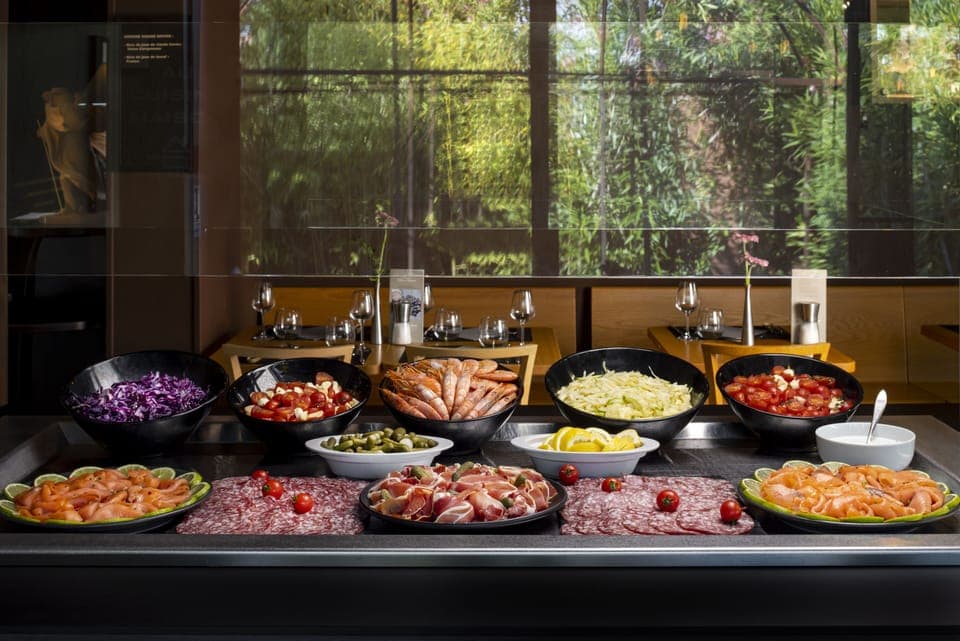 Breakfast and dinner served, French cuisine