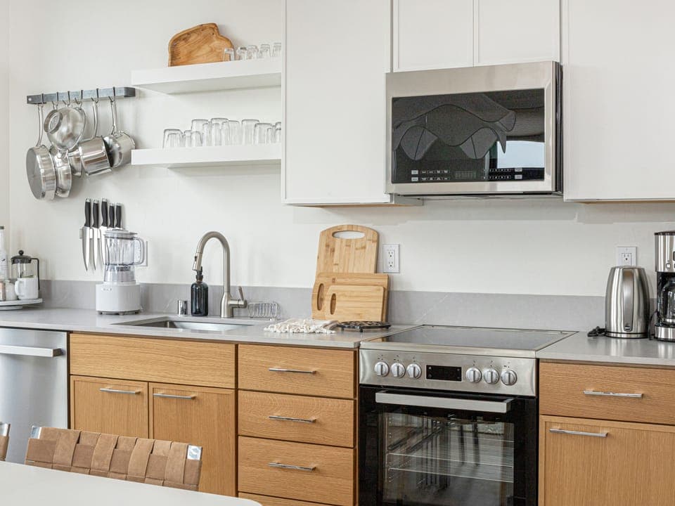 Full gourmet kitchen