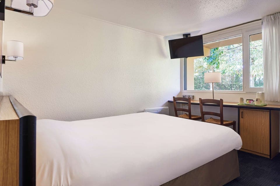 Standard Room, 1 Double Bed | Premium bedding, desk, blackout drapes, iron/ironing board