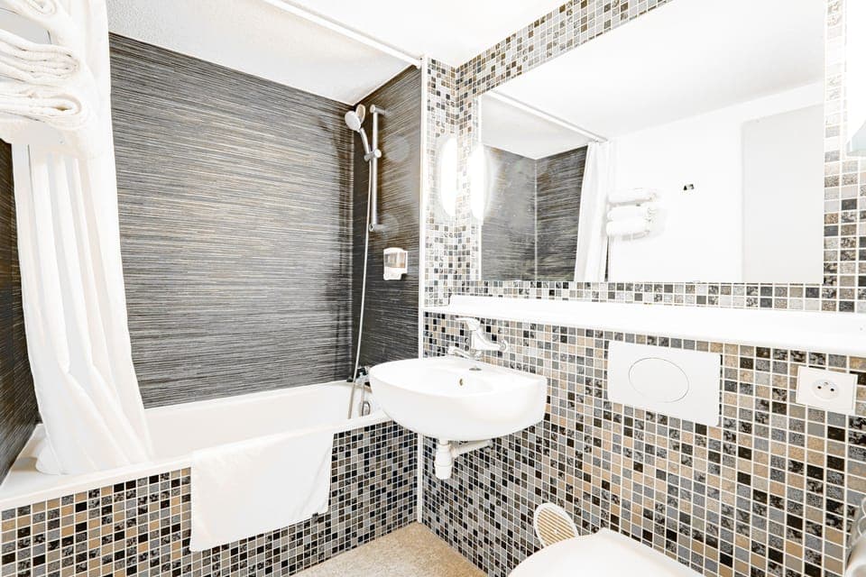 Bathtub, towels, soap, shampoo