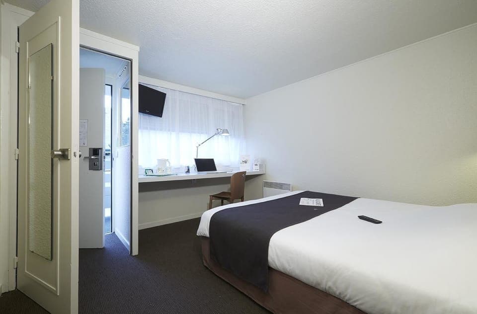 Premium bedding, desk, free WiFi, bed sheets