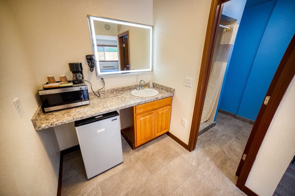 Basic Room, 1 Queen Bed, Non Smoking | Bathroom | Combined shower/tub, free toiletries, towels