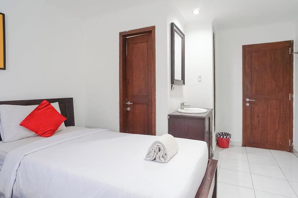 Twin Room | Desk, free WiFi, bed sheets