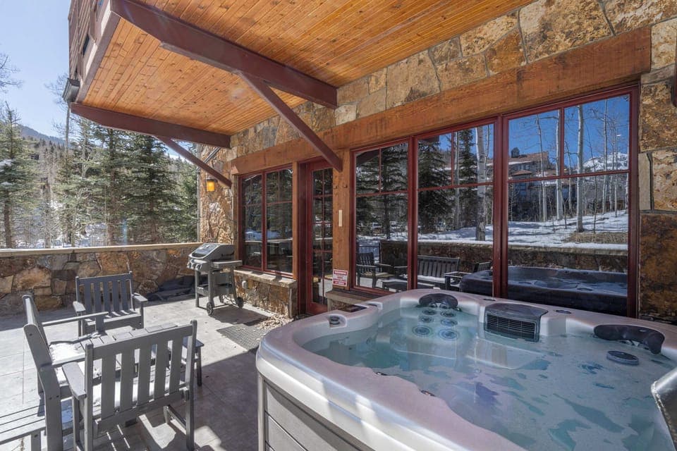 6-person hot tub