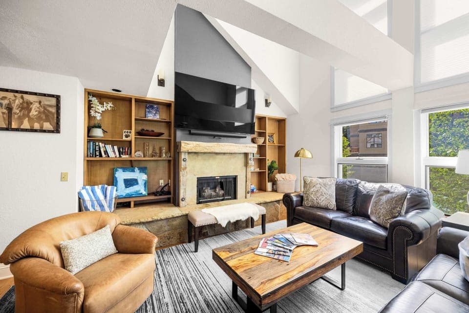 Living room: Gas fireplace, 80" Samsung Smart TV, Sonos soundbar, radiant heat, no A/C