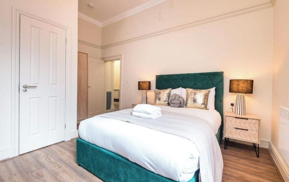 House, Multiple Bedrooms | 8 bedrooms, iron/ironing board, free WiFi