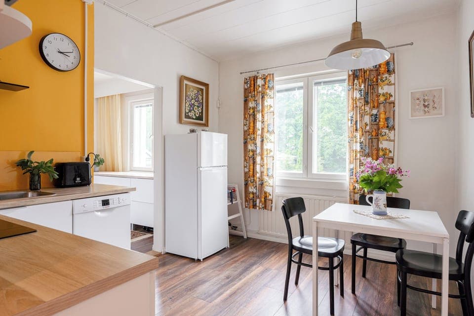 Full-size fridge, microwave, oven, stovetop