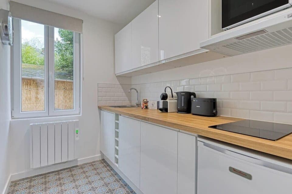 Cuisine ouverte sur séjour aménagée et équipée