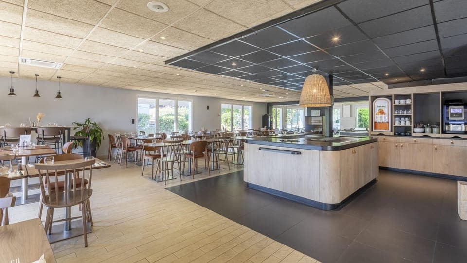 Breakfast, lunch, dinner served; French cuisine 