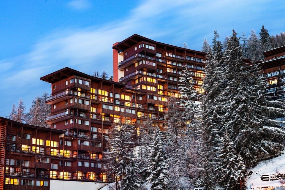 This property is located in the centre of the lively resort and right on the pistes!