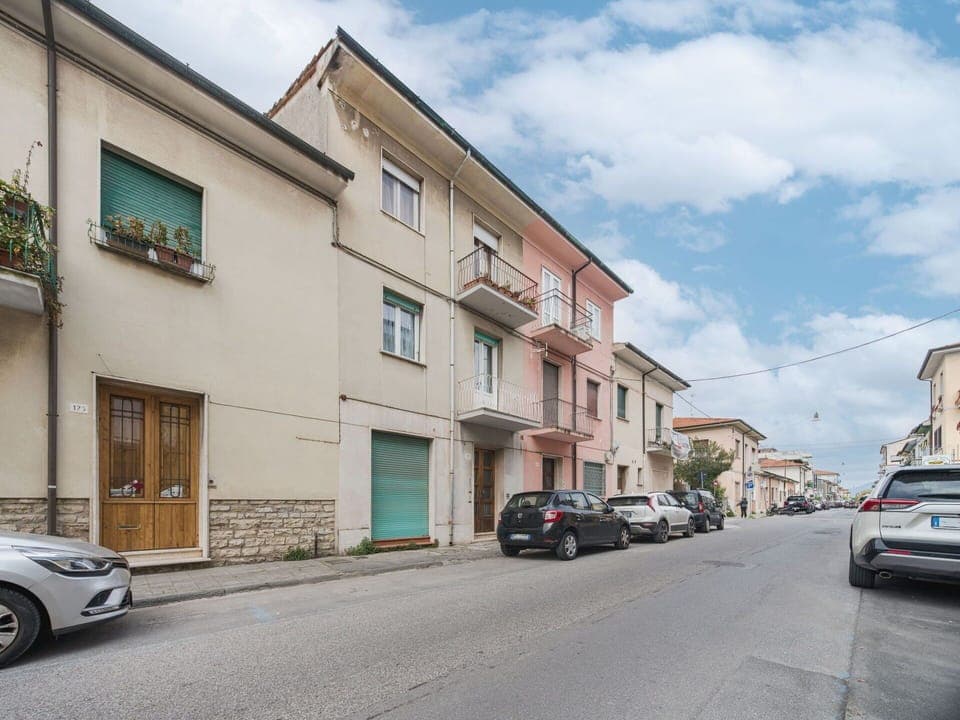 Mode Of Transport, Building, Window, Road Surface, Residential Area, Road, Car, Automotive Exterior, Town