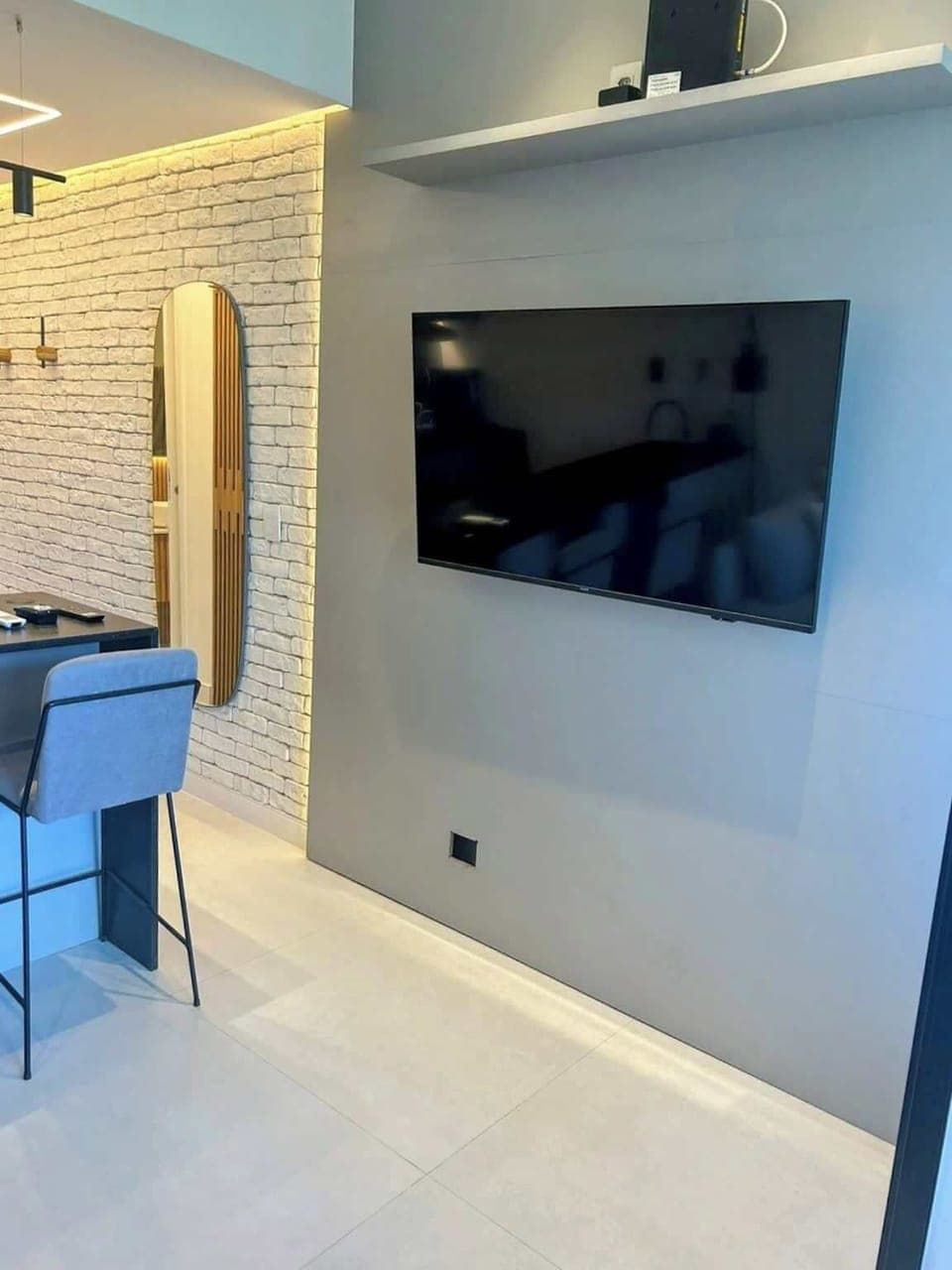 Smart TV with unique ambient lighting system! Netflix, Amazon TV & Youtube.