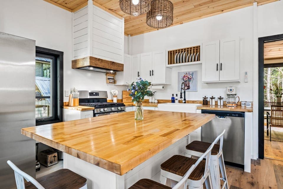 Bright, open space with all the modern conveniences for your culinary adventures.