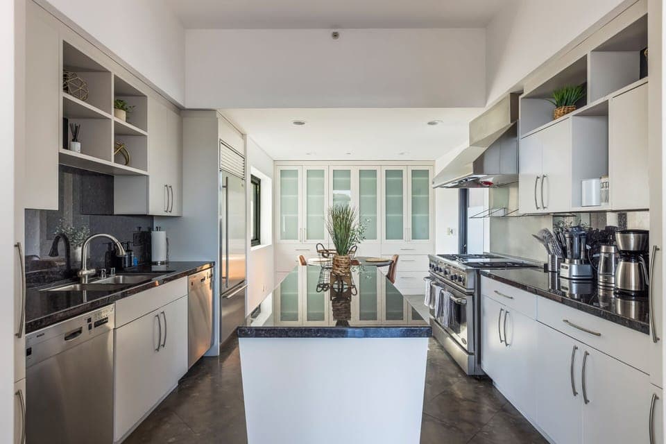 Deluxe House, City View | Private kitchen | Full-size fridge, microwave, oven, stovetop