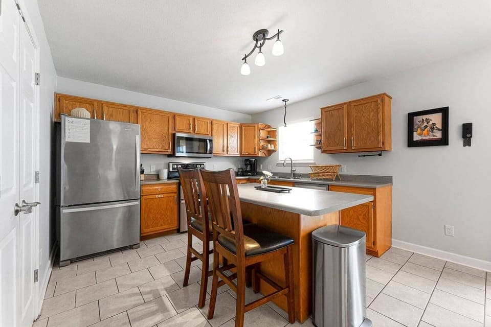 Fully equipped kitchen with full appliances