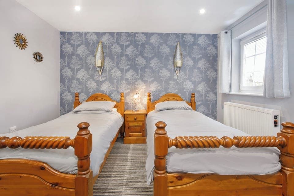 Comfort Twin Room, Non Smoking, Ground Floor | Laptop workspace, iron/ironing board, free WiFi