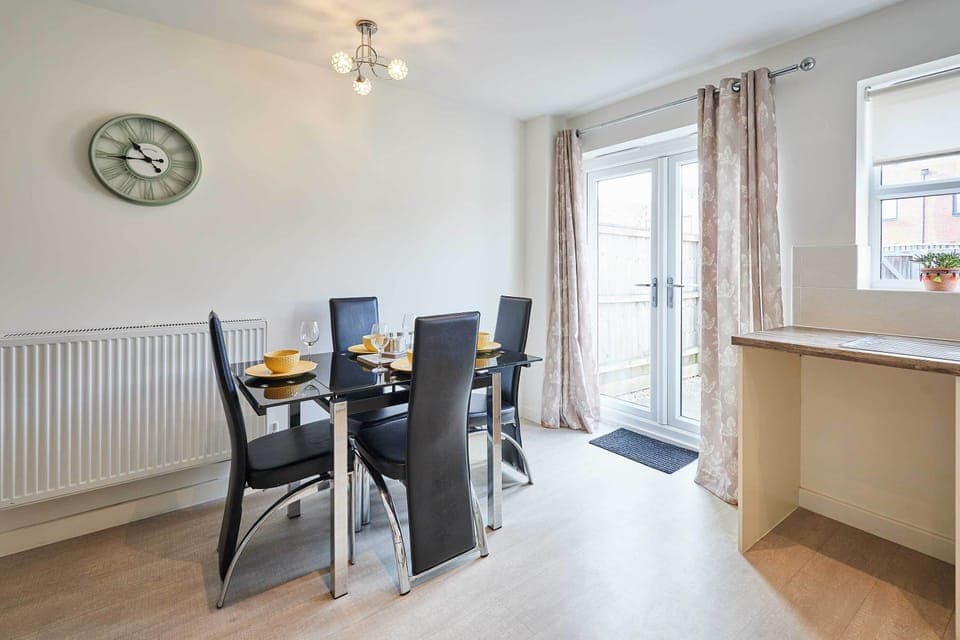 Happy Home, Burton upon Tyne - Host & Stay