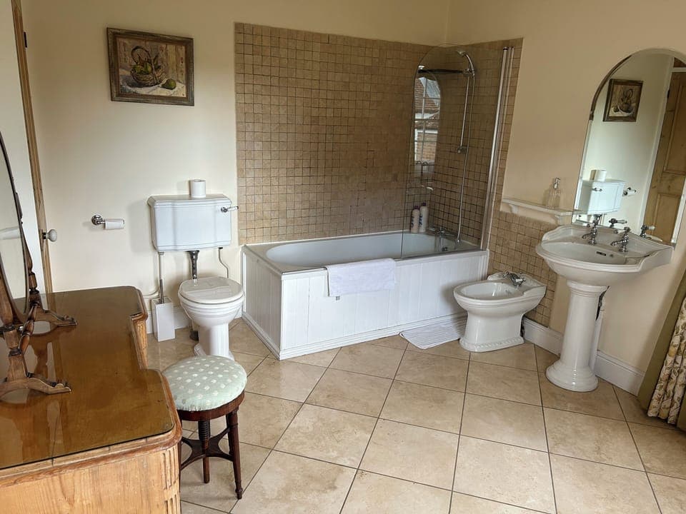 Double Room, 1 King Bed, Non Smoking, Garden View | Bathroom