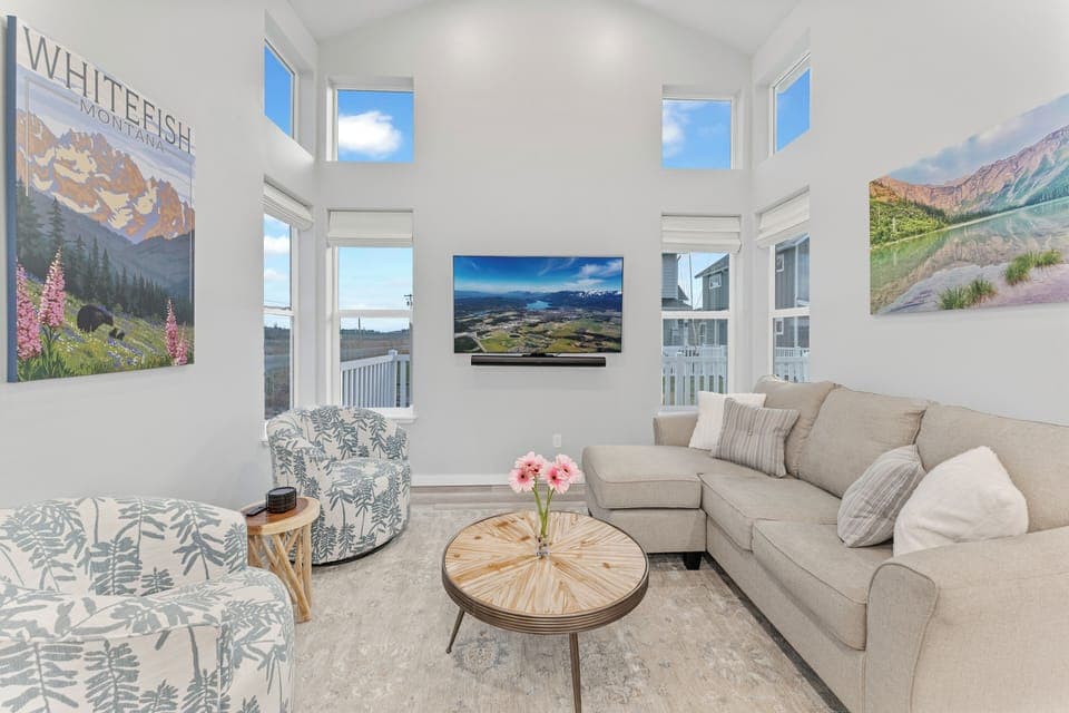 Living room - open and bright with a vaulted ceiling | Main Level