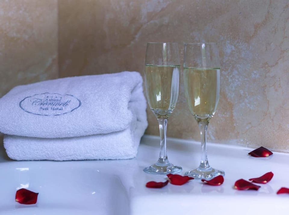 Deluxe Room, Sea View | Bathroom | Separate tub and shower, hair dryer, towels, soap