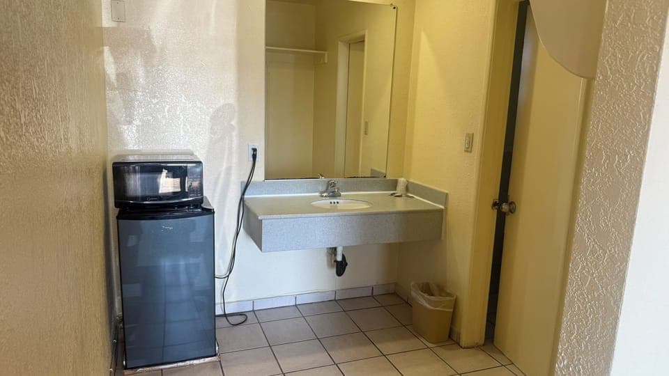 Deluxe Single Room | Bathroom | Soap, shampoo, toilet paper