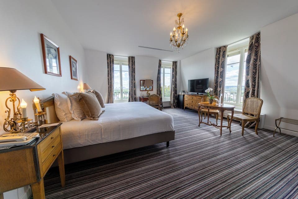 Junior Suite (Vue Paris) | Hypo-allergenic bedding, in-room safe, individually decorated